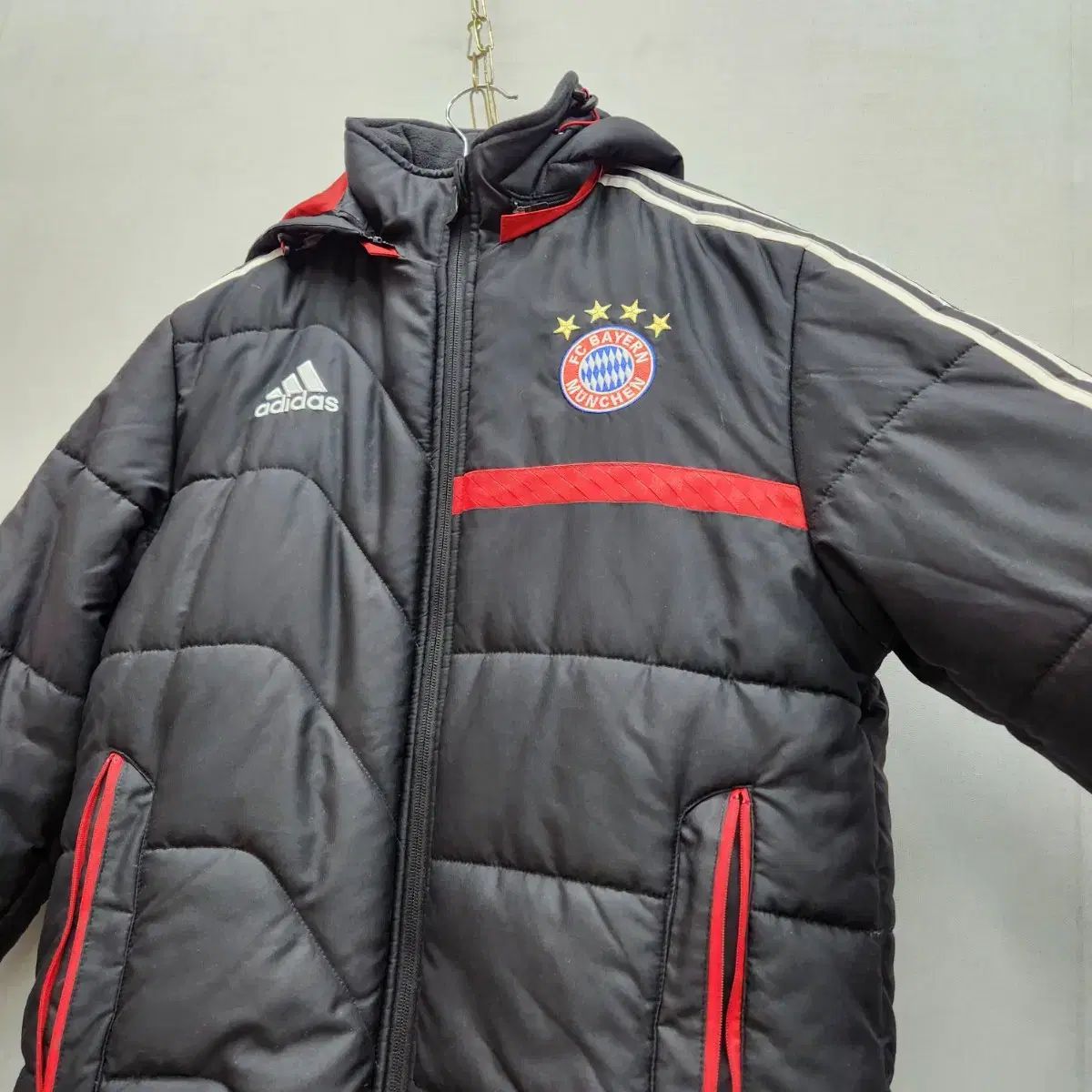 アディダス FCバイエルン・ミュンヘン ロゴ フード ダウン 95(L) ユニ