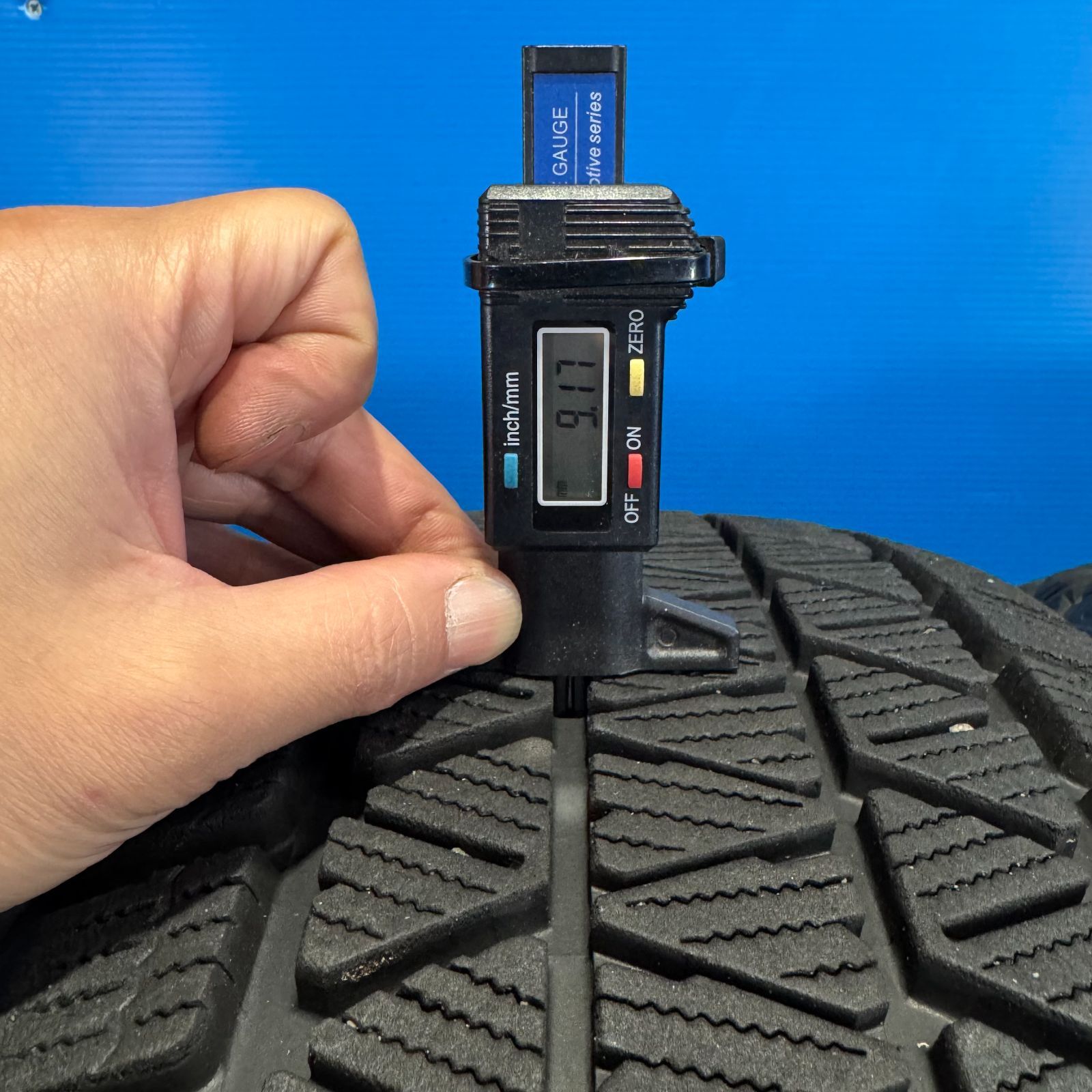 値下げ】ブリヂストン BLIZZAK DM-V3 235/55R20 2021年製 中古 残溝9mm 