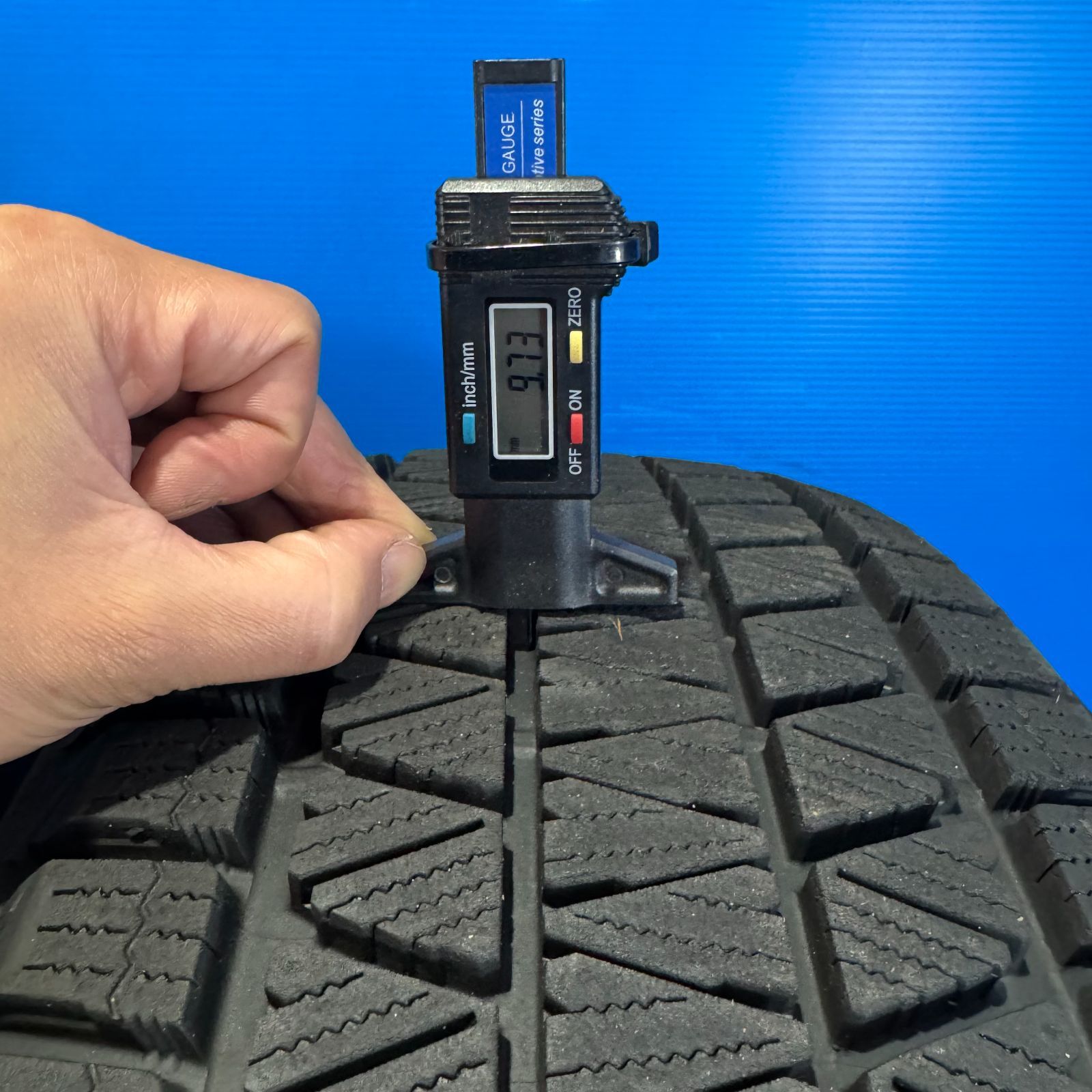 値下げ】ブリヂストン BLIZZAK DM-V3 235/55R20 2021年製 中古 残溝9mm 