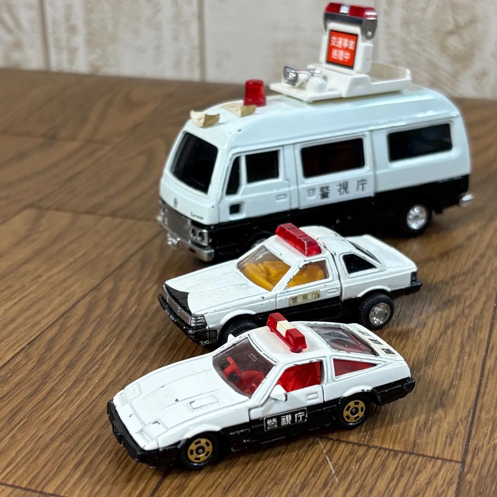 ミニカー警視庁 トミカサウンドダンディ日産キャラバンパトロールカー トミカの日産フェアレディZパトロールカー 変形ロボトランスフォーマーまとめ売り