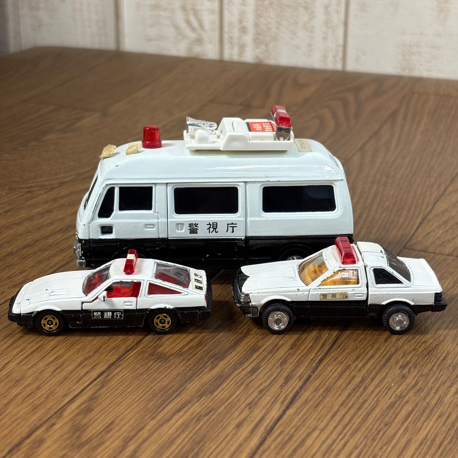 ミニカー警視庁 トミカサウンドダンディ日産キャラバンパトロールカー トミカの日産フェアレディZパトロールカー 変形ロボトランスフォーマーまとめ売り