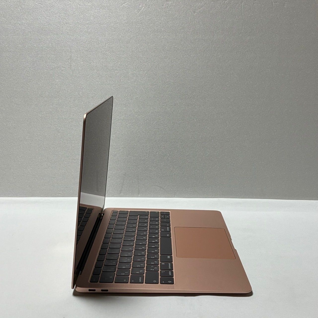 MacBook Air 2018 充放電12回 ローズゴールド パソコンPC 価格据置きでパワーアップした新型「MacBook」、新色ローズゴールド