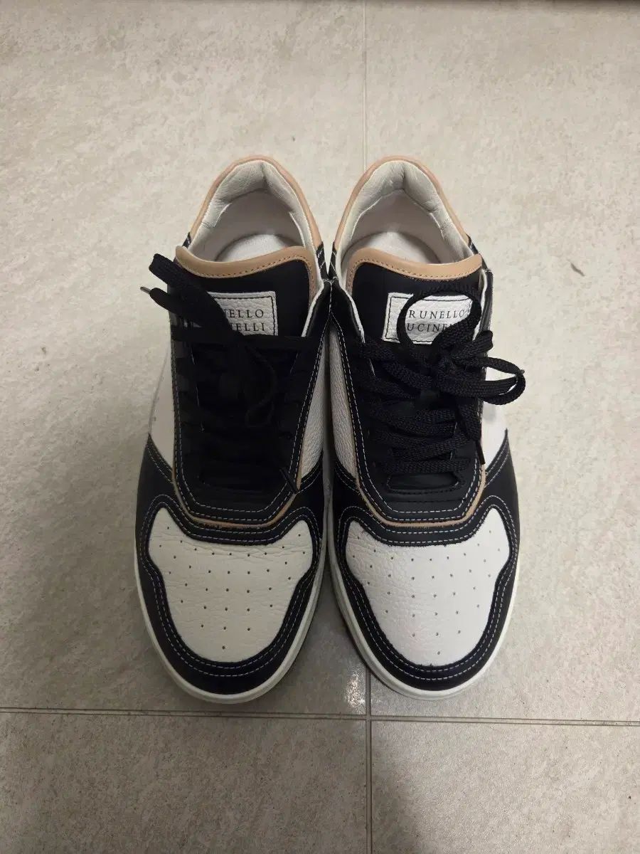 ブルネロ クチネリ ブラック アンド 白 スニーカー 商品 42