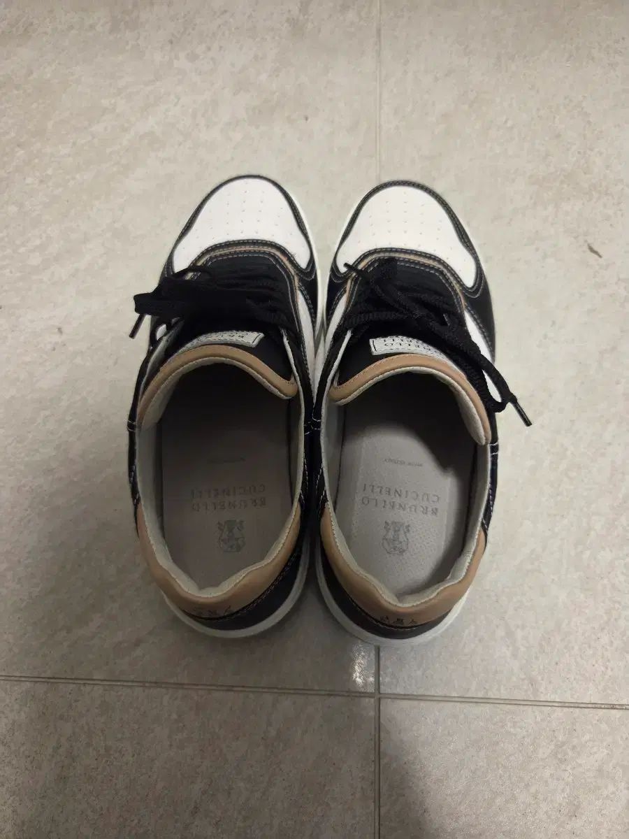 ブルネロ クチネリ ブラック アンド 白 スニーカー 商品 42