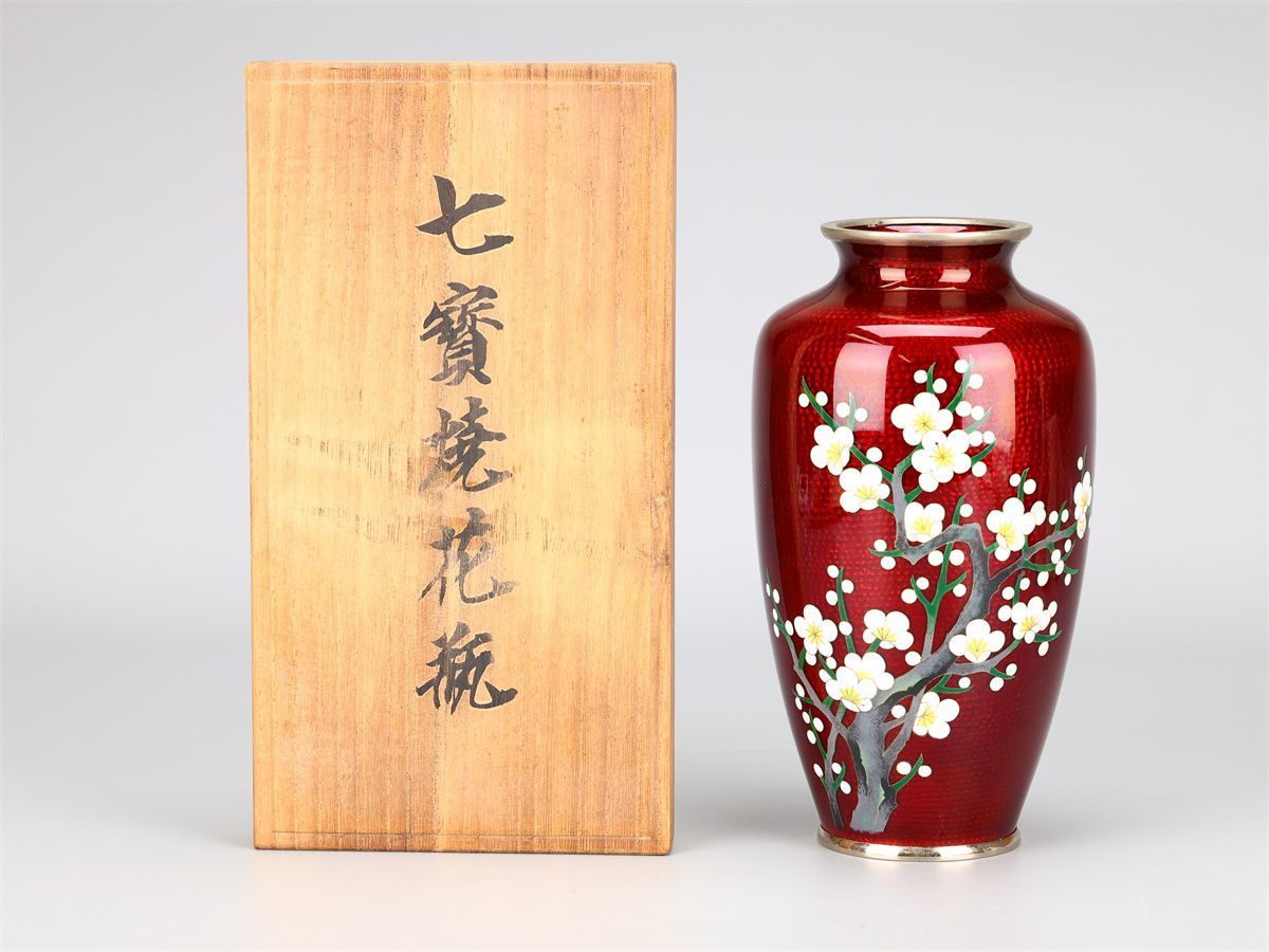 時代 銅胎 【安藤七宝】 透赤釉梅文 花瓶 高18.5㎝ 箱付 美品 SA553
