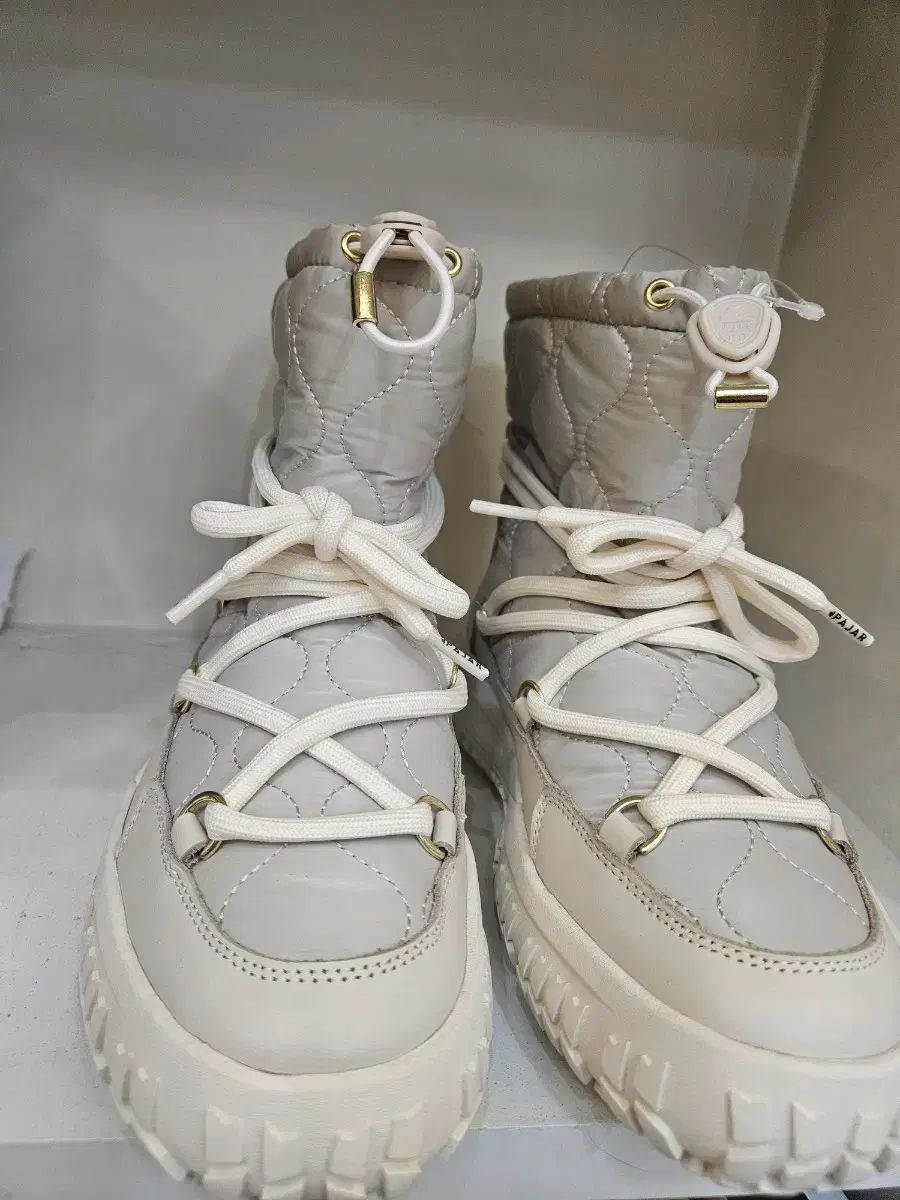 パジャール アイボリー キルティング ブーツ