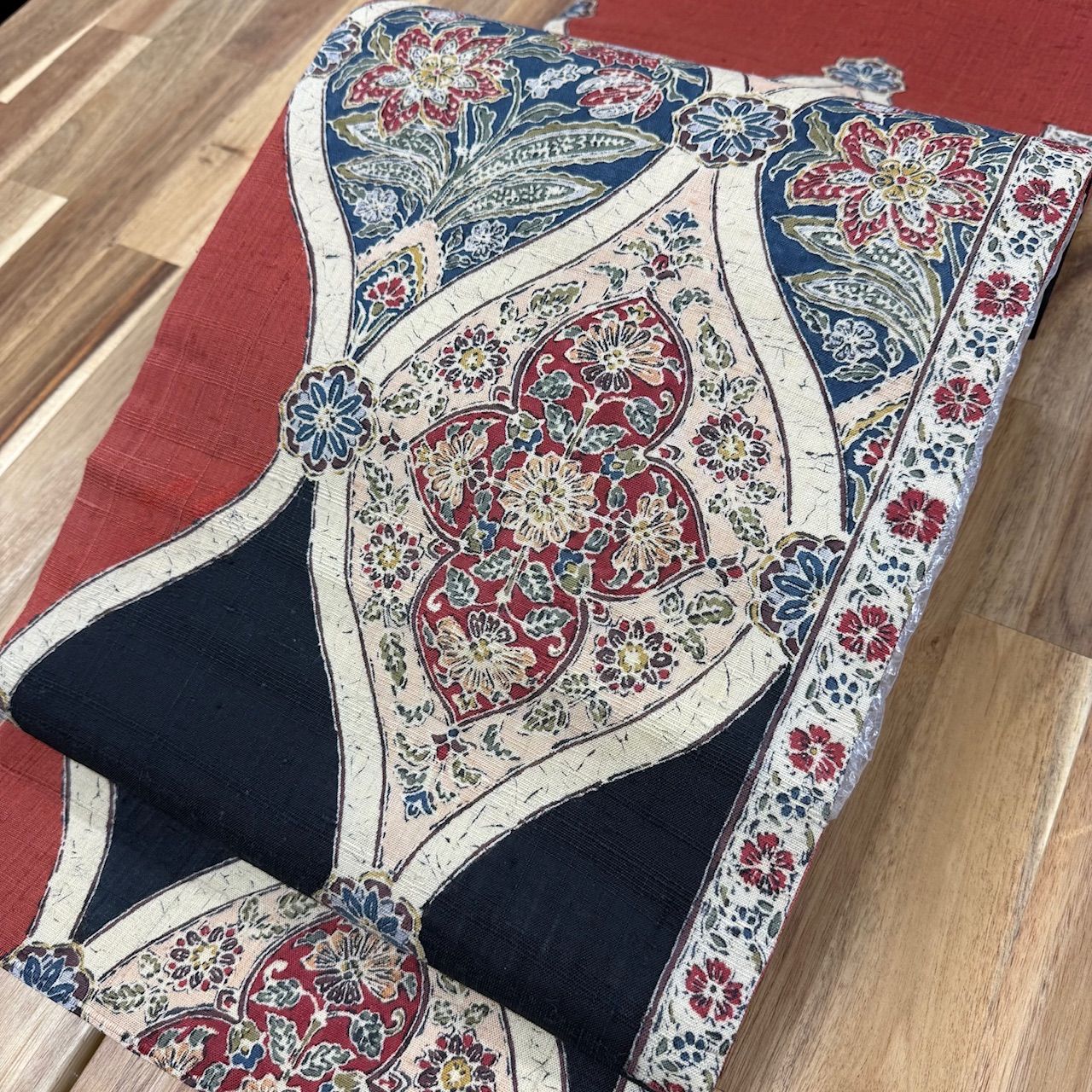 工房詳細不明 本手加工ろうけつ染め 表裏生紬袋帯 お仕立て上がり 究 の手仕事 異国情緒あふれる唯一無二の