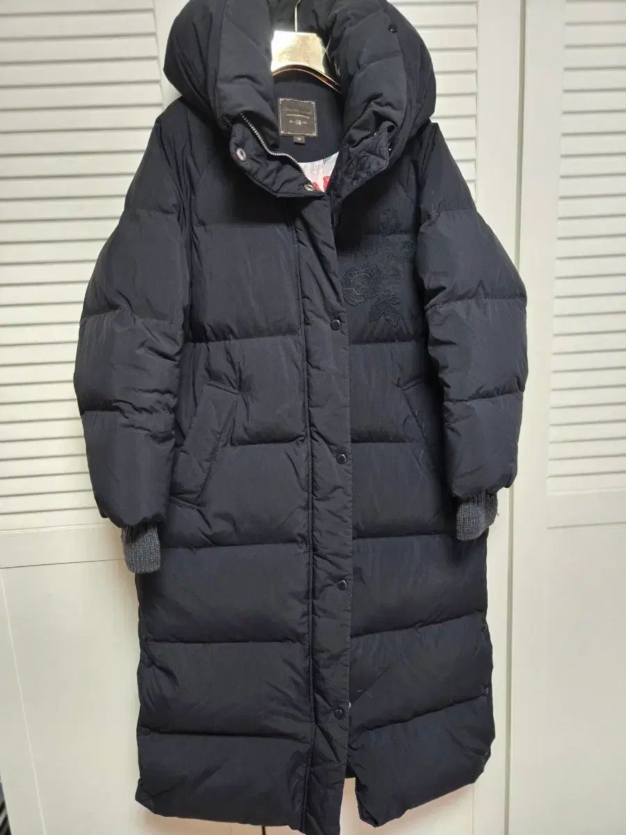 サースデーアイランド ダウン ブラック