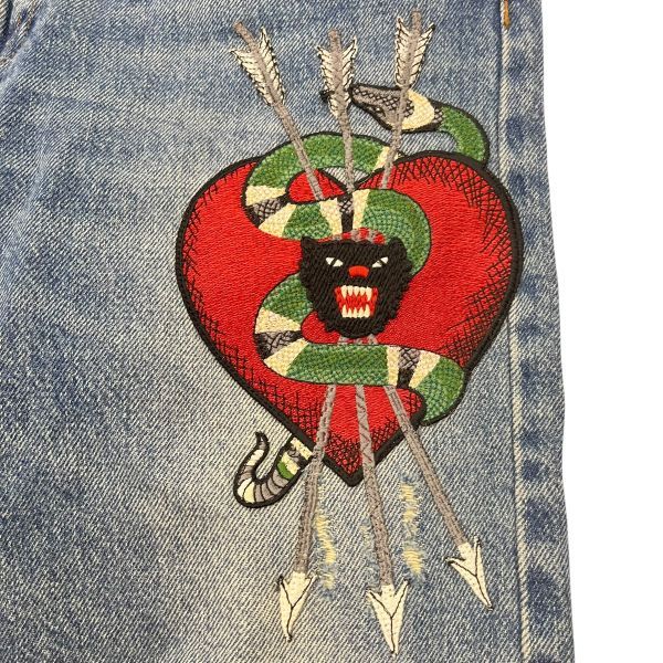 ○ グッチ GUCCI ジーンズ デニム エンブロイダリー ハートを貫く蛇