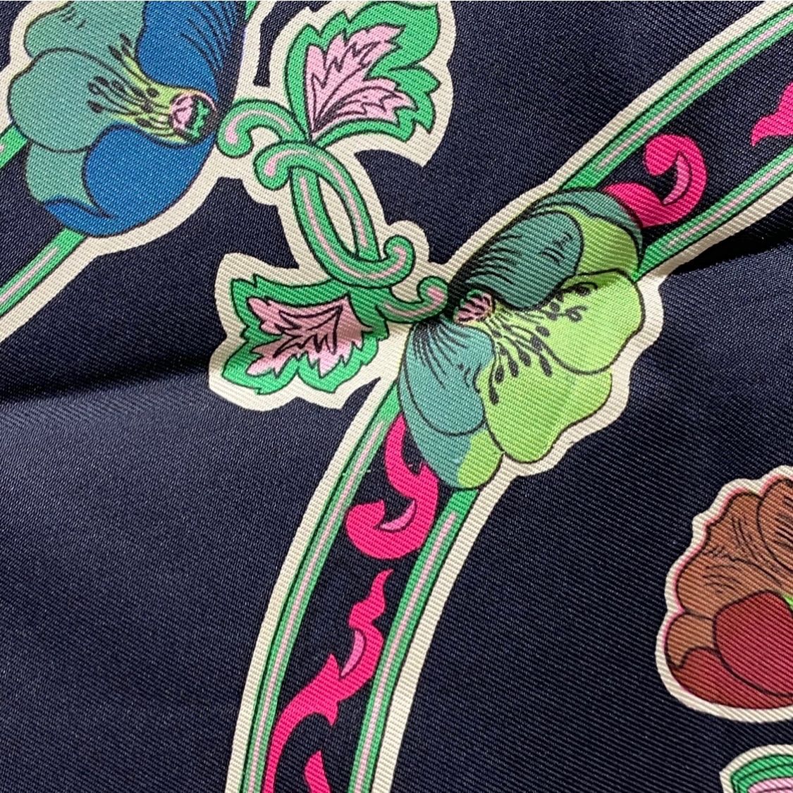 HERMES エルメス カレ90 スカーフ　Anemones アネモネ エルメス カレ90 Anemones シルクスカーフ アネモネ ブラック HERMES