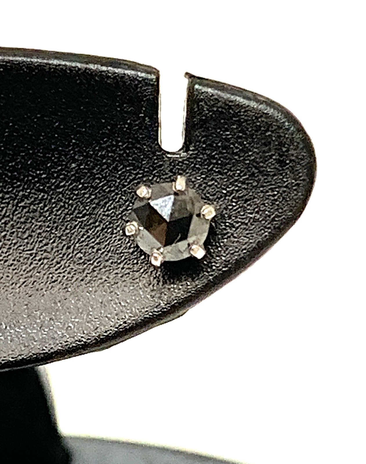 PT 900 黒石 ピアス 0.5ｇ 両耳 シルバー系 プラチナ