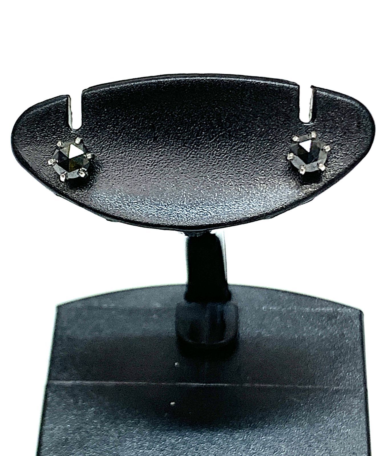 PT 900 黒石 ピアス 0.5ｇ 両耳 シルバー系 プラチナ