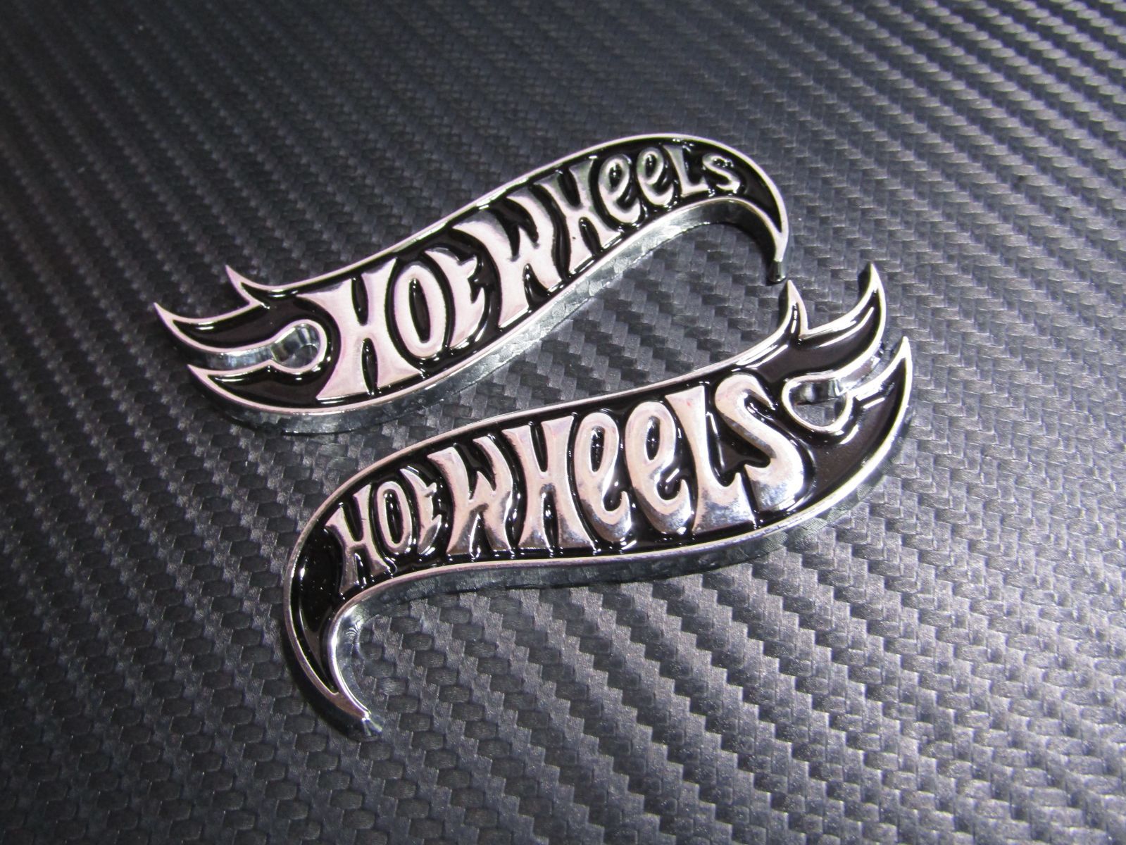 ○ HOT WHEELS ホットウィール メタル製 CH/BLACK 凹凸仕様 エンブレム