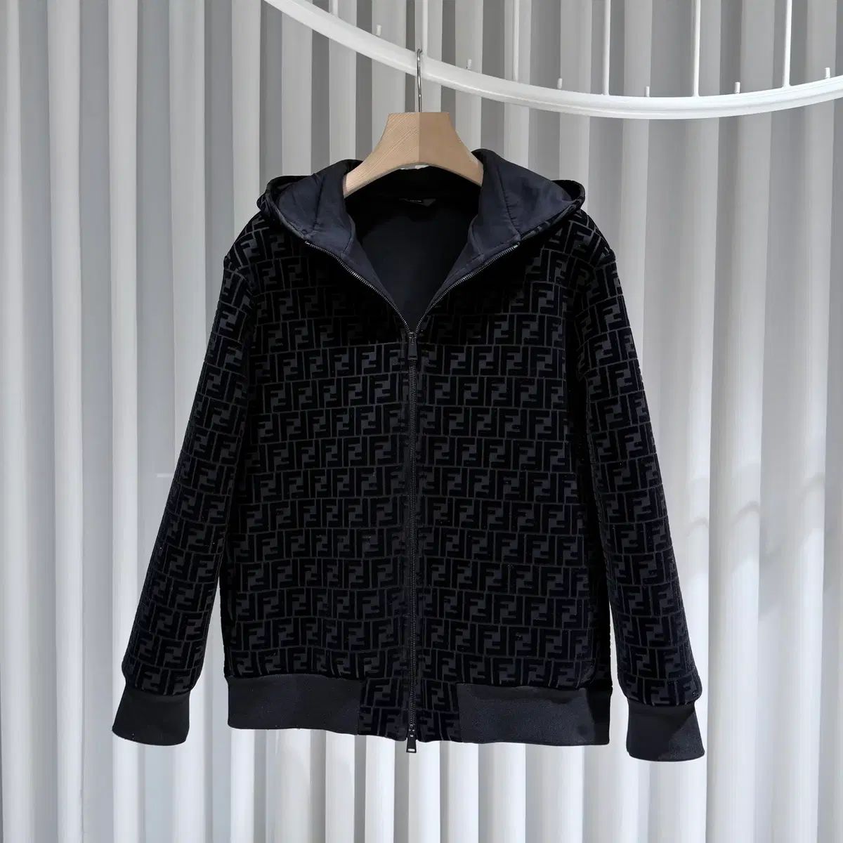 50 | FENDI フェンディ FFモノグラム ブラック NEOプレン フードジップアップ