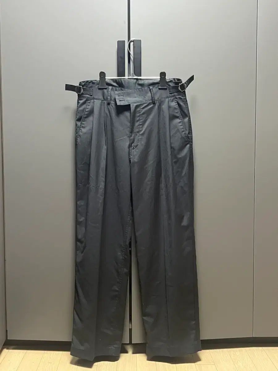 ANOTHER OFFICE グラファイト スラックス