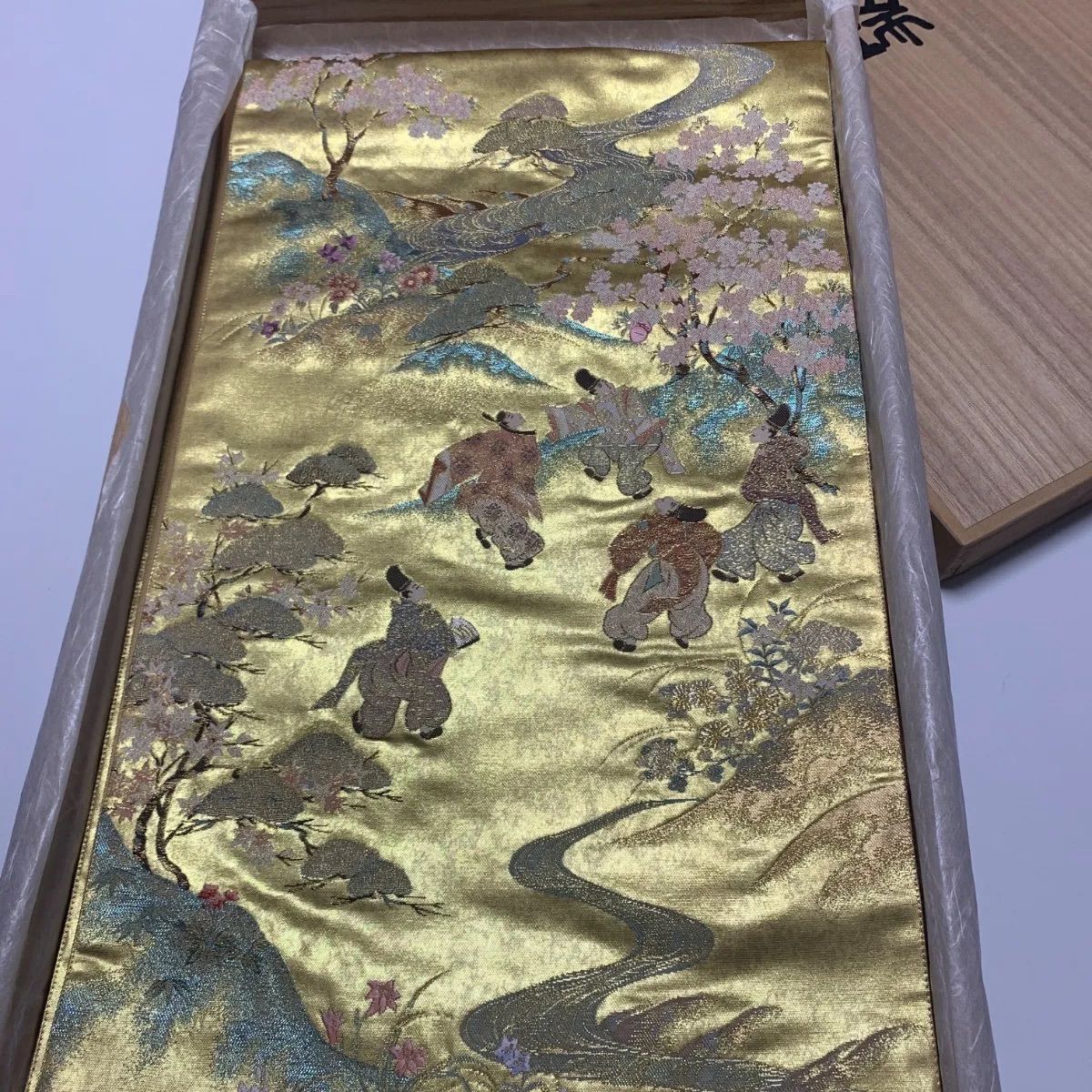 O−801◆正絹 西陣織 六通袋帯 金泥に平安絵巻模様