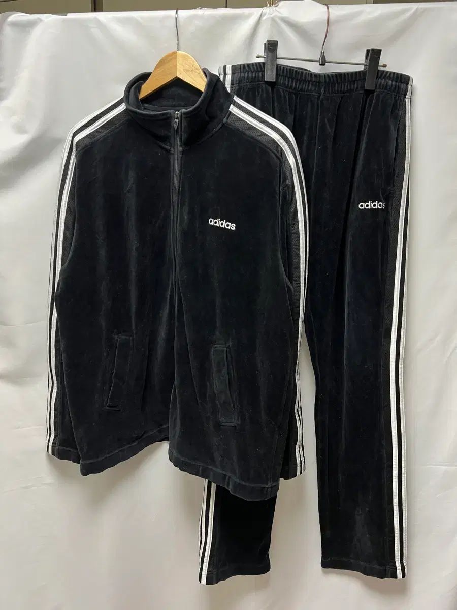 |110 adidas 3本線 ベルベット ブラック トラックジャージ|ジャージ ヨーロッパ