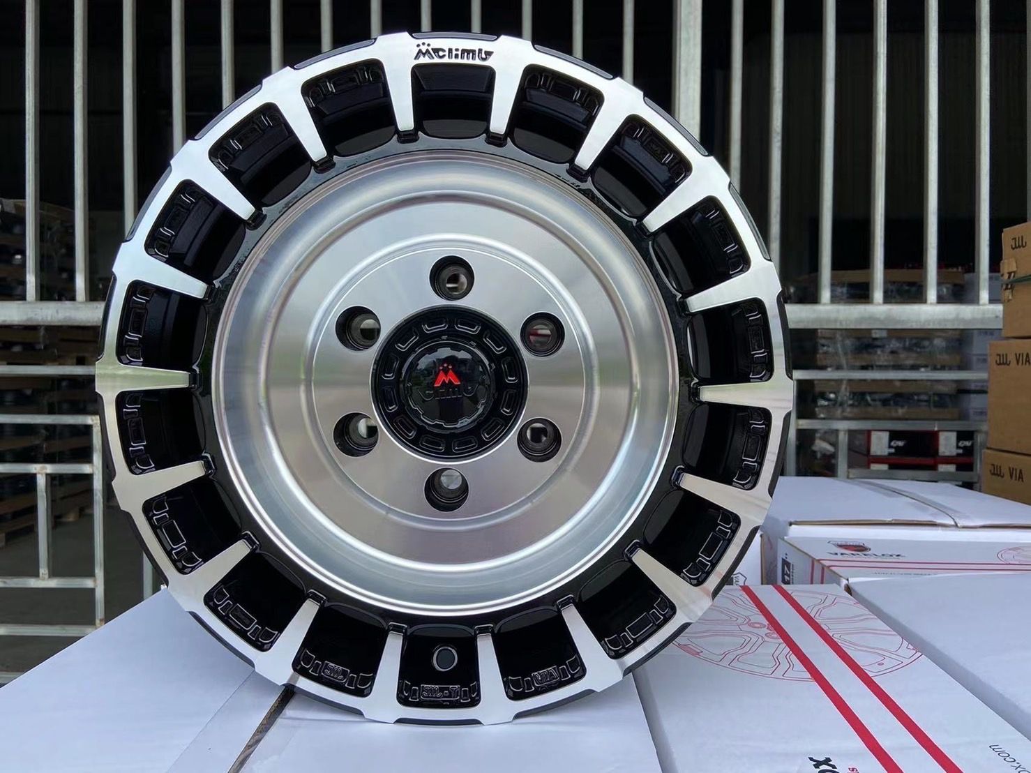 エムクライムオリジナル 200系ハイエース ノマド|D 16インチAW 38 ブラックポリッシュ 4本セット