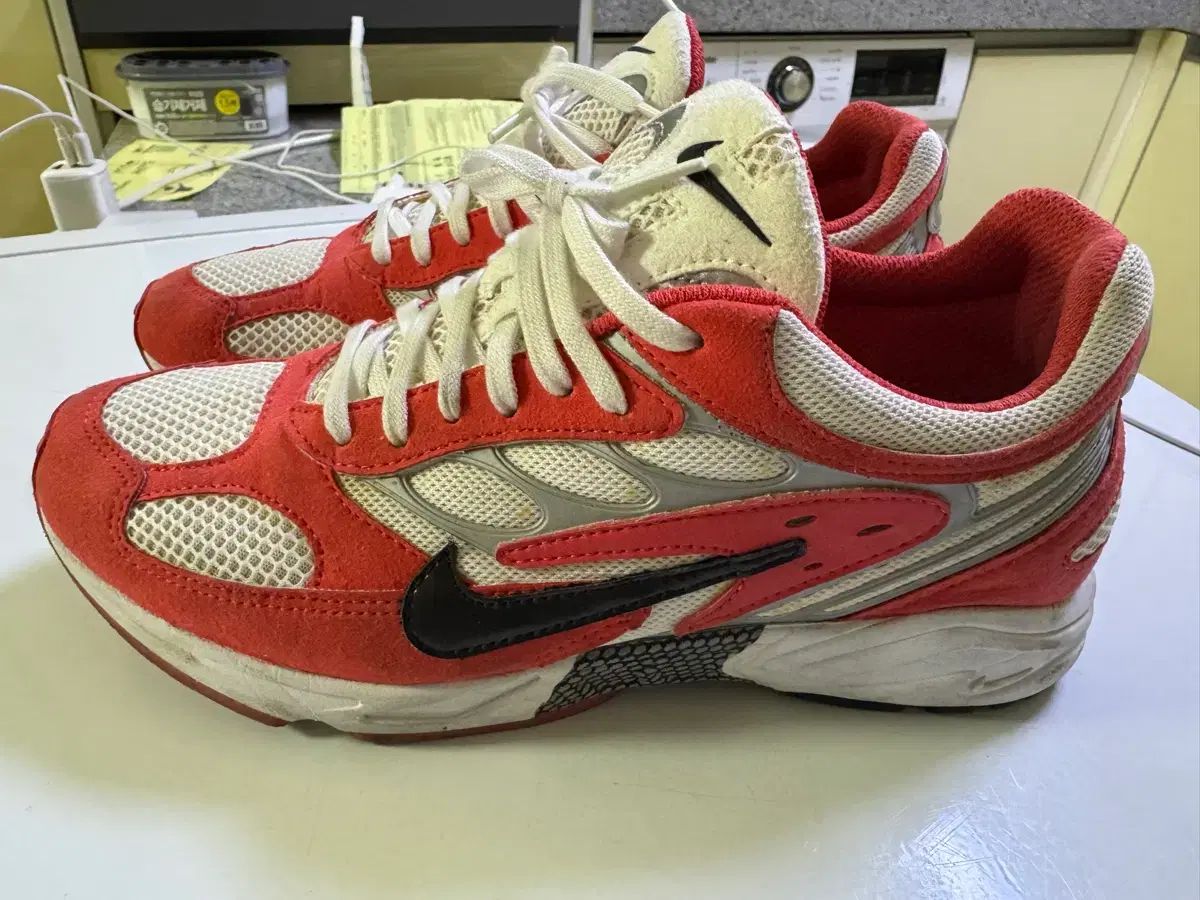 ナイキ エア ゴースト レーサー スニーカー レッド|白 260