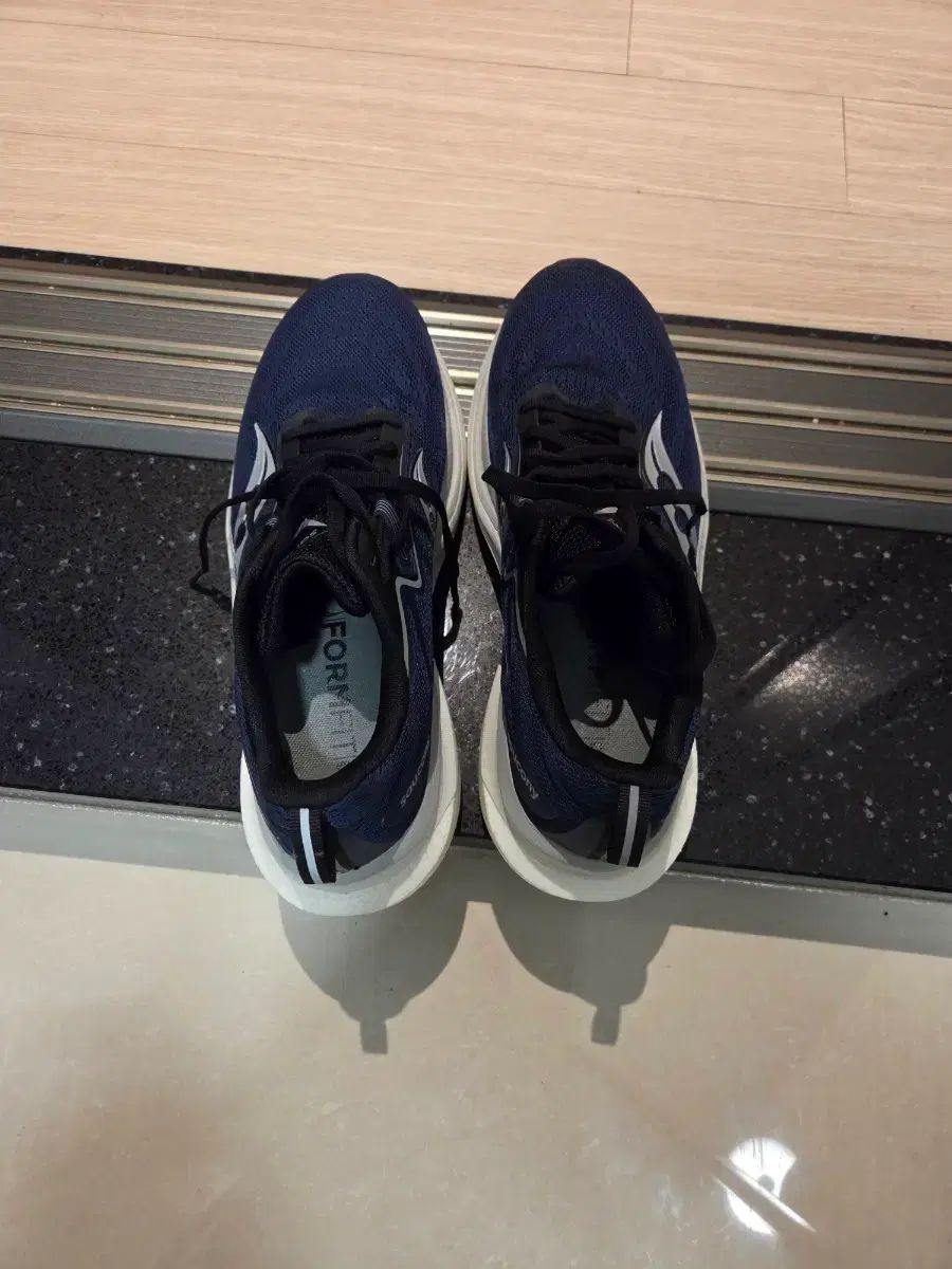 サッカニー テンポス2 265 mm