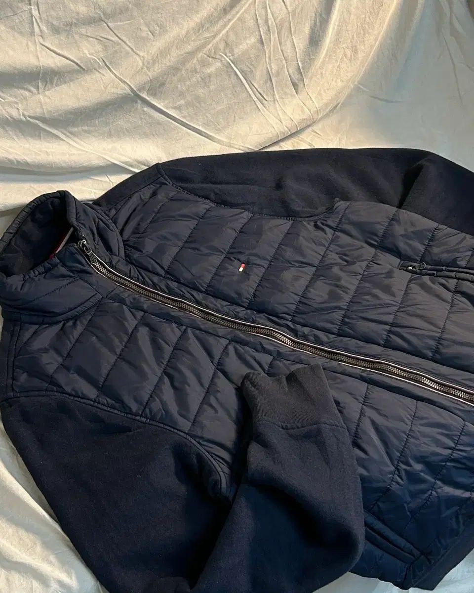 トミーヒルフィガー ネイビー 軽量 ダウン ジップアップ