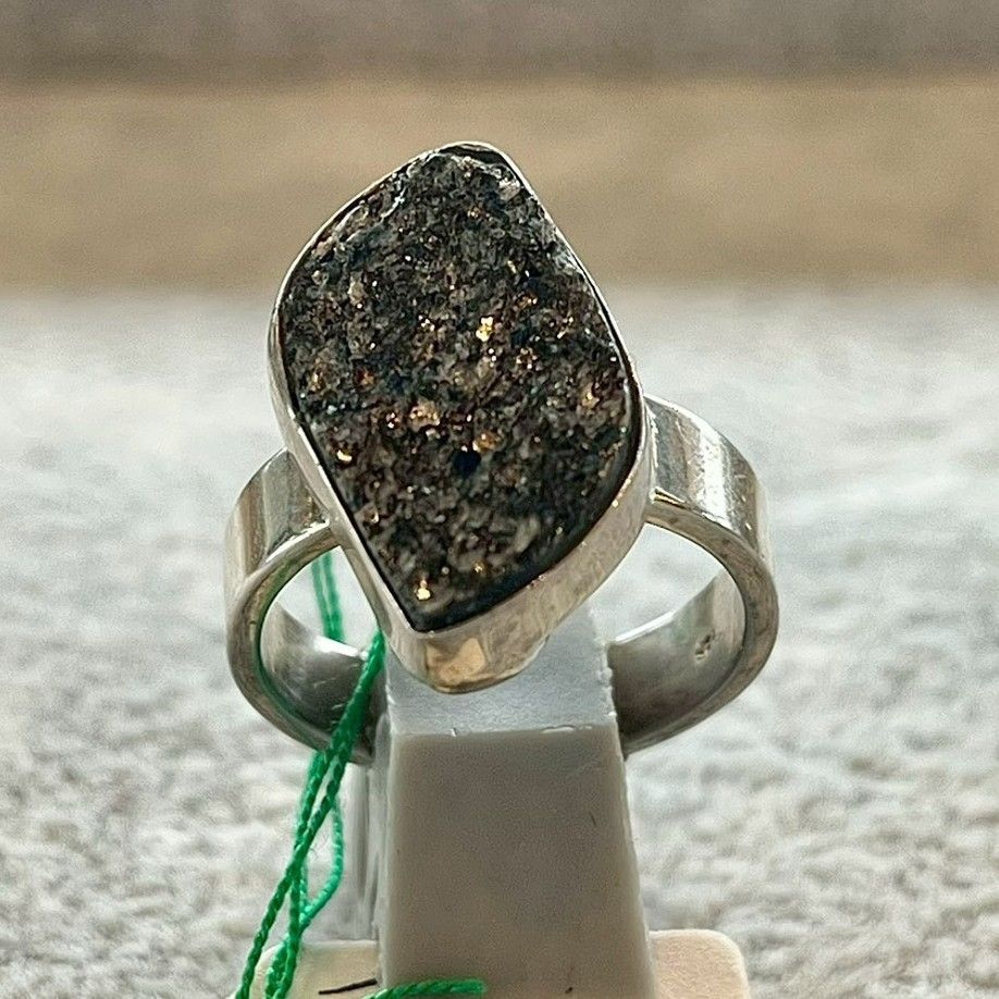 シルバーリング シルバー925 ドゥルージークォーツ 天然石 メタリック キラキラ sv 925 ハンドメイド 手作り 925刻印 17号 一点もの 結晶 銀河 繊細 反射 自然 きらめき 唯一無二 ひとつ 職人 手仕事 存在感 落ち着き 耀き 大人 宇宙 指輪