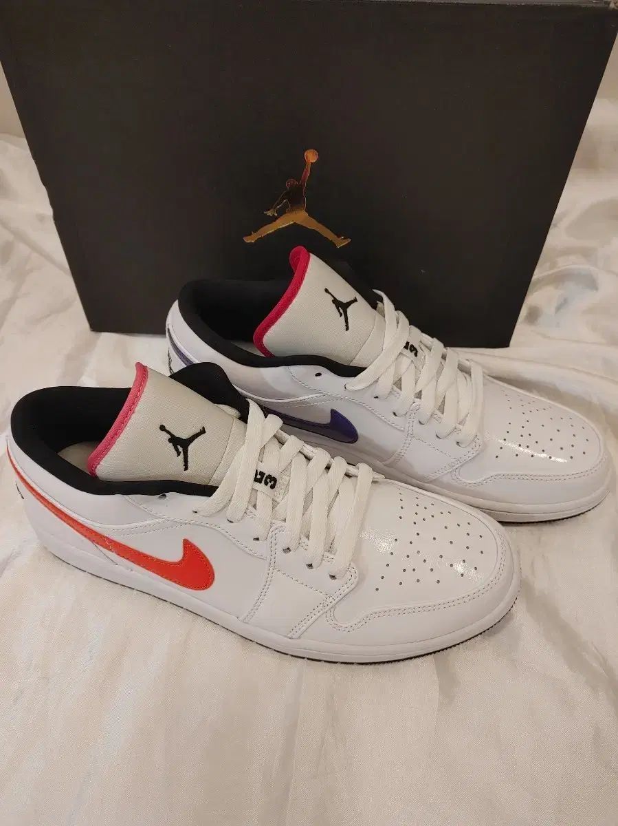 ナイキ エア ジョーダン1 ロー 白 マルチカラー