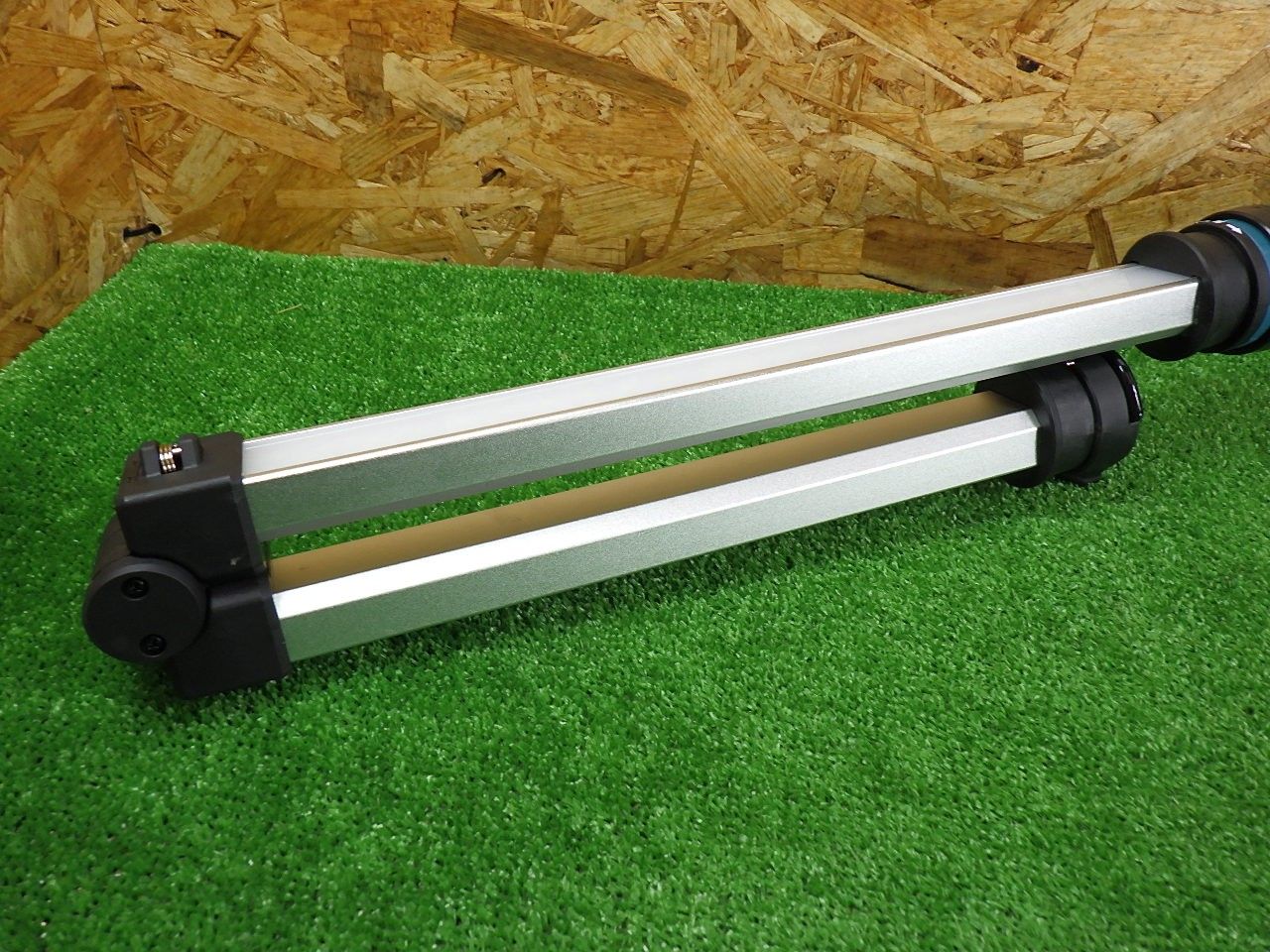 折りたためる マキタ Makita 18 v|14.4 v 充電式ワークライト ML 818 本体のみ 品