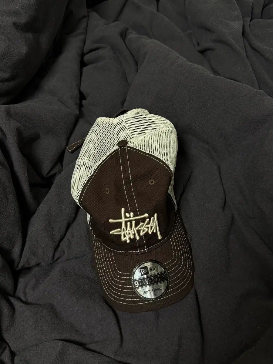 STUSSY ERA 9 Twenty ベーシック トラッカー ブラウン