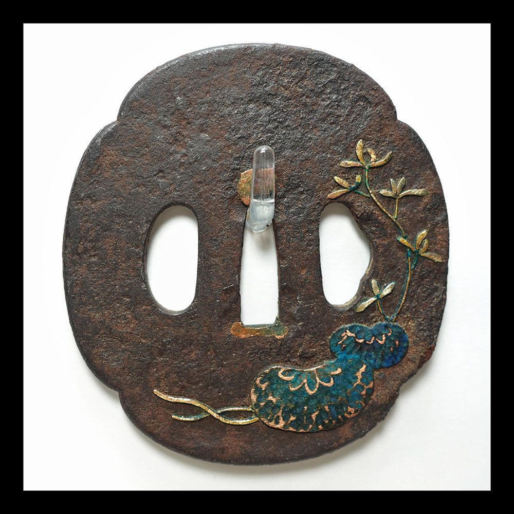 鍔　ツバ　刀装具　短刀　竪丸形　鉄地　小肉耳　片櫃孔　梅図金象嵌 鍔 ツバ 刀装具 短刀 竪丸形 鉄地 小肉耳 片櫃孔