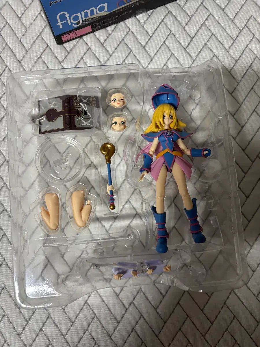 【新品未開封】figma ブラック・マジシャン・ガール（No.313） Amazon.co.jp | figma 313 遊☆戯☆王 ブラック・マジシャン・ガール