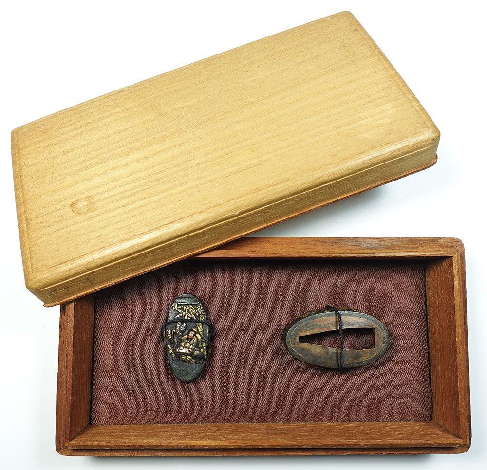 拵え栄えする一品です！ 繊細細工の松図 赤銅魚々子地縁頭 象嵌色絵 縁