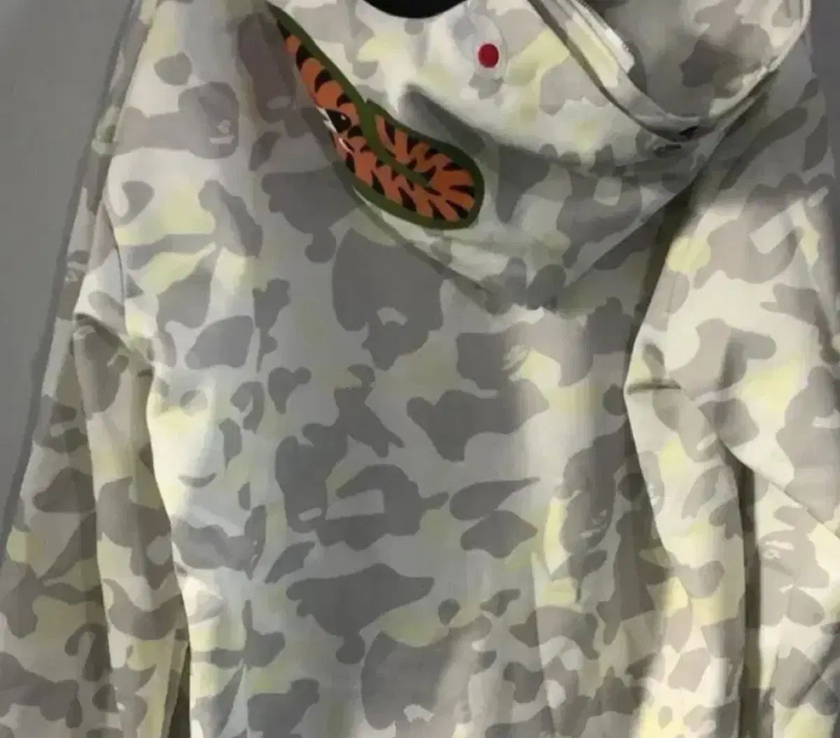 A BATHING APE アベイシングエイプ カモフラ シャーク 白 ジップアップ WHO チュール