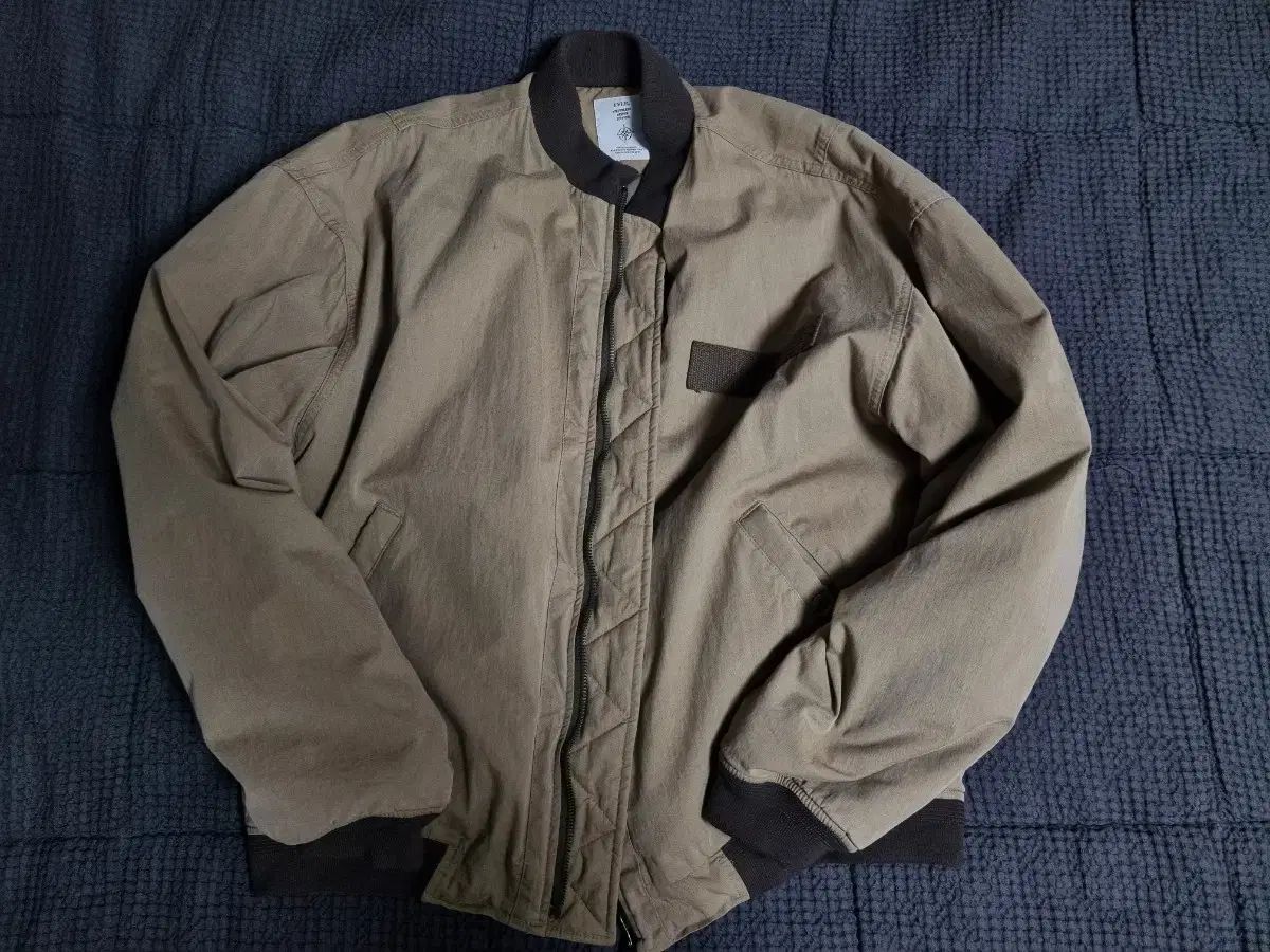 エンベロープキューネト ブルゾン カーキ