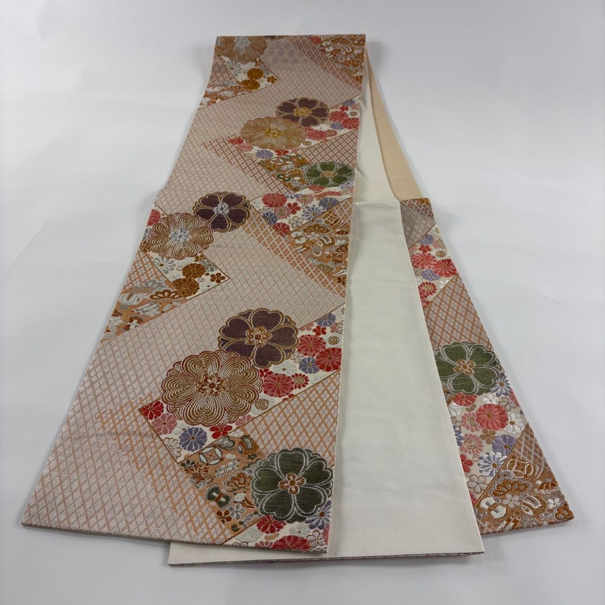 菊尽くし　袋帯　正絹 袋帯 秀品 菊 宝尽くし 金銀糸 箔 灰白 六通 正絹 【中古】 - メルカリ