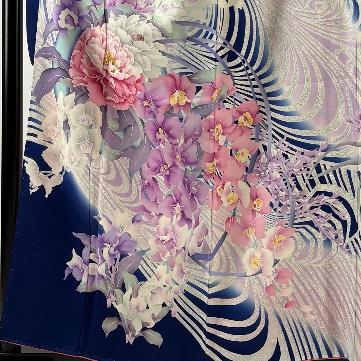 振袖　超美品　正絹　金糸刺繍　濃紫 振袖 身丈158.5cm 裄丈66.5cm M 袷 牡丹 蘭 金銀糸 刺繍 紺色 正絹 秀