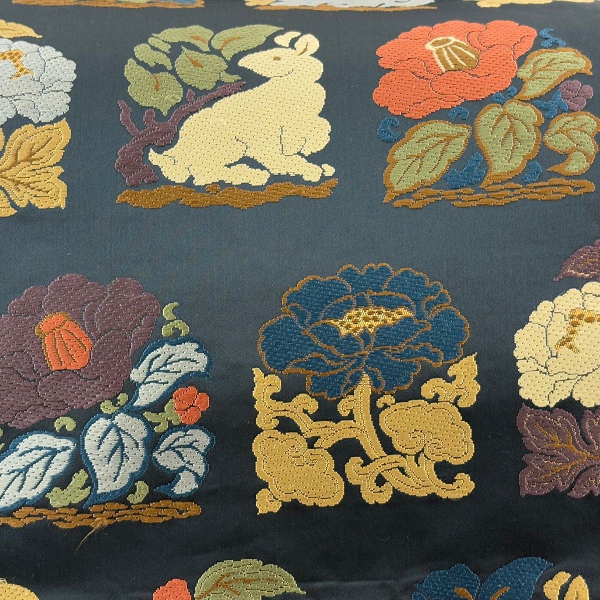 美品】 袋帯 名品 花うさぎ 草花 刺繍 箔 深緑 六通 正絹 【中古