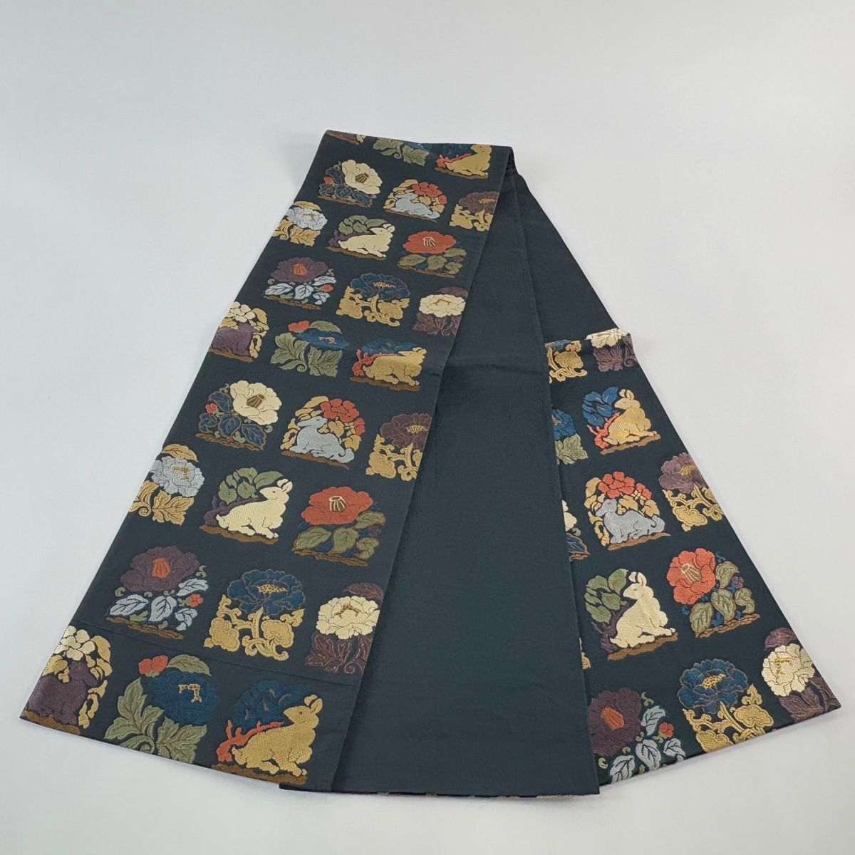 美品】 袋帯 名品 花うさぎ 草花 刺繍 箔 深緑 六通 正絹 【中古