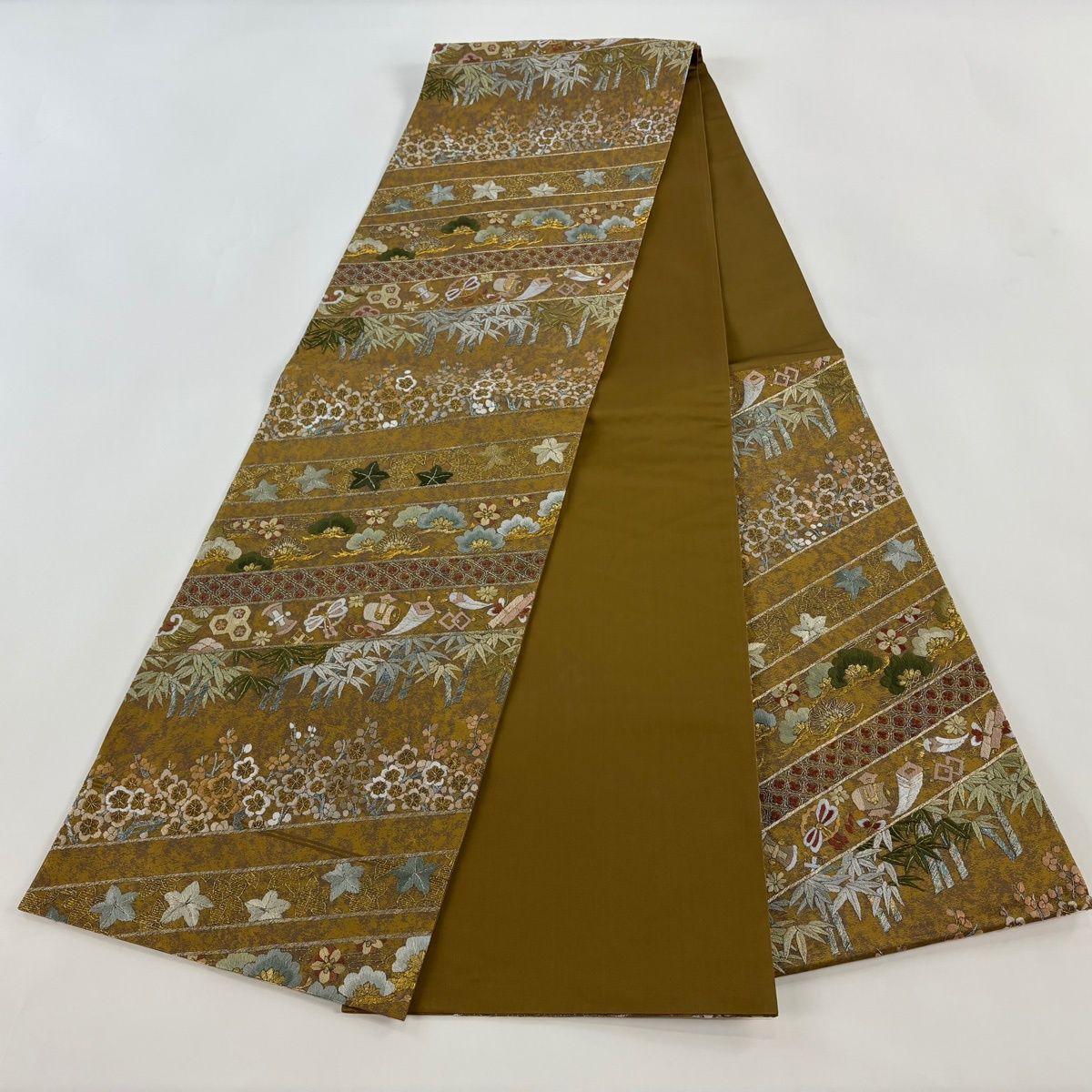 金色地色。金糸で松のお柄刺繍です。上品で趣きありますとても綺麗なお品の袋帯です。 美品】 袋帯 逸品 松竹梅 宝尽くし 刺繍 金銀糸 山吹茶色 六通 正絹