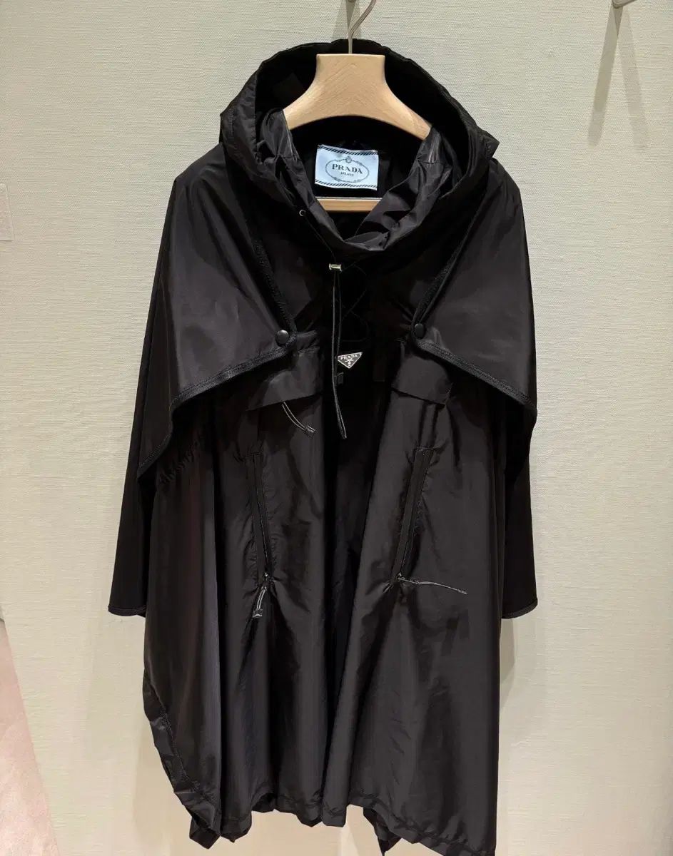 PRADA プラダ ブラック フード ポンチョ ウィンドブレーカー 新品