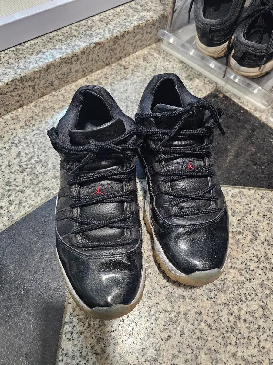 エア ジョーダン 11 ロー ブラック