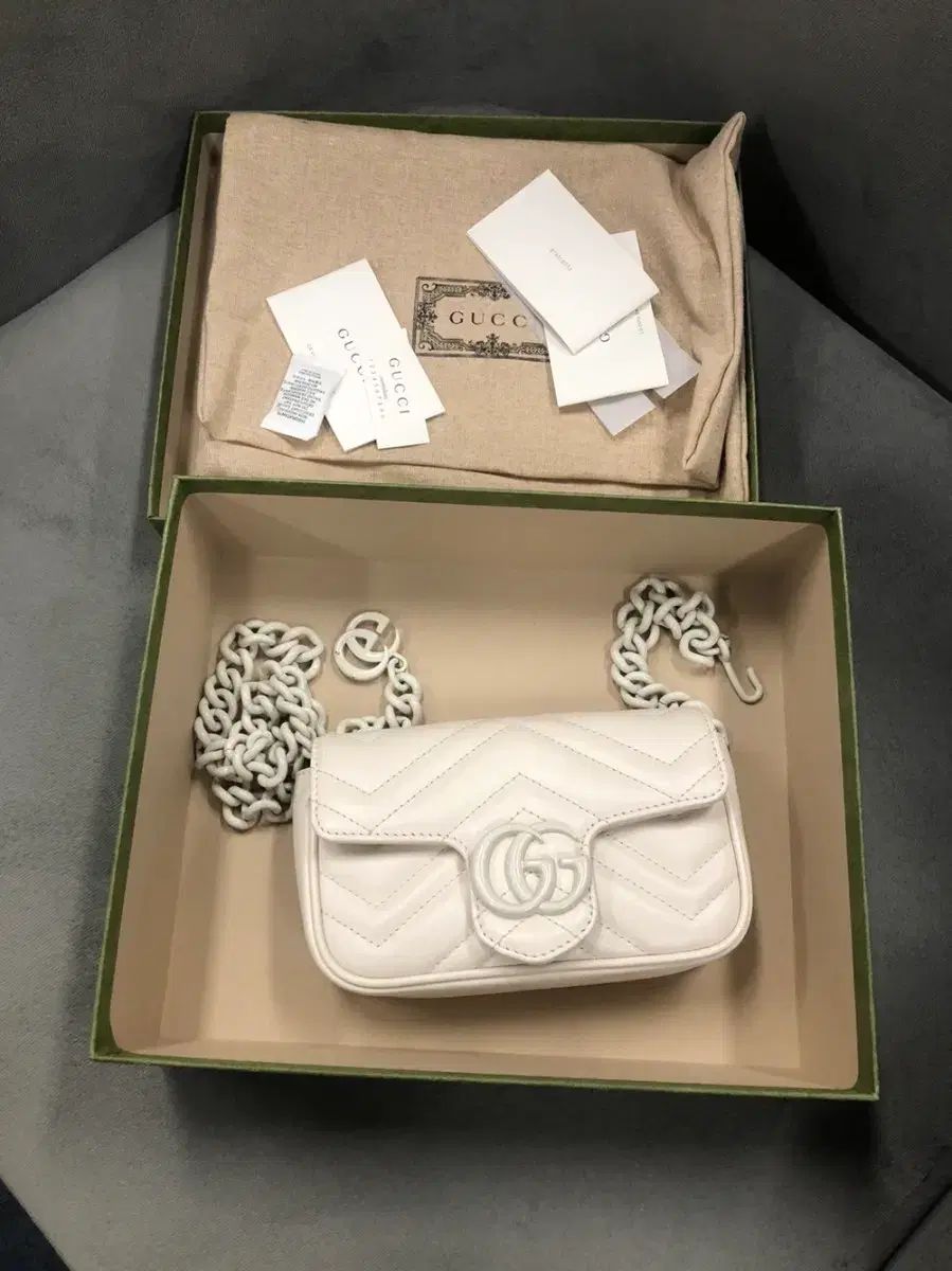 グッチ マーモント SUPERミニ 白 チェーンバッグ