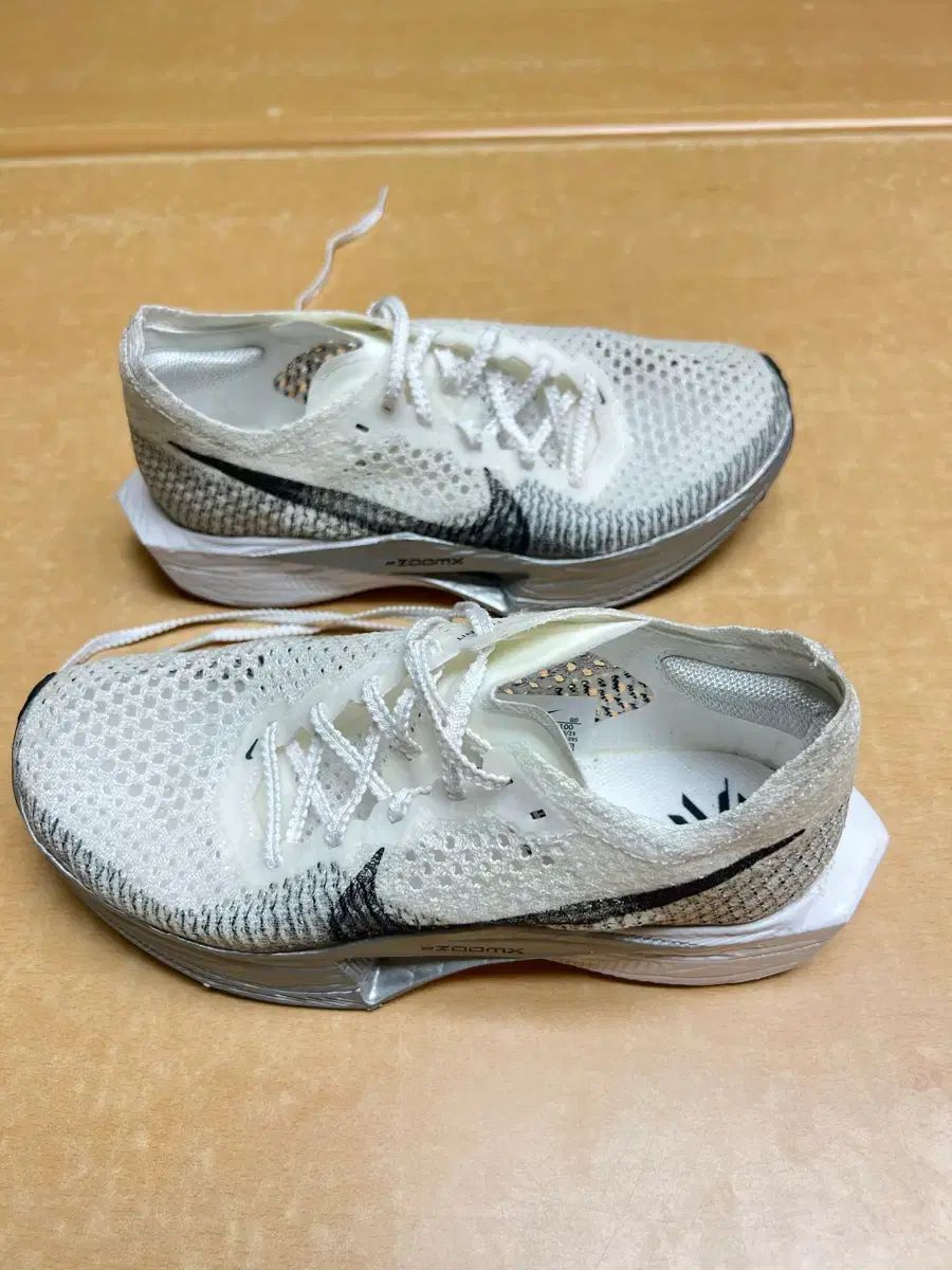 ナイキ ズームX ヴェイパーフライ ネクスト% 3 白 グレー 230 - メルカリ