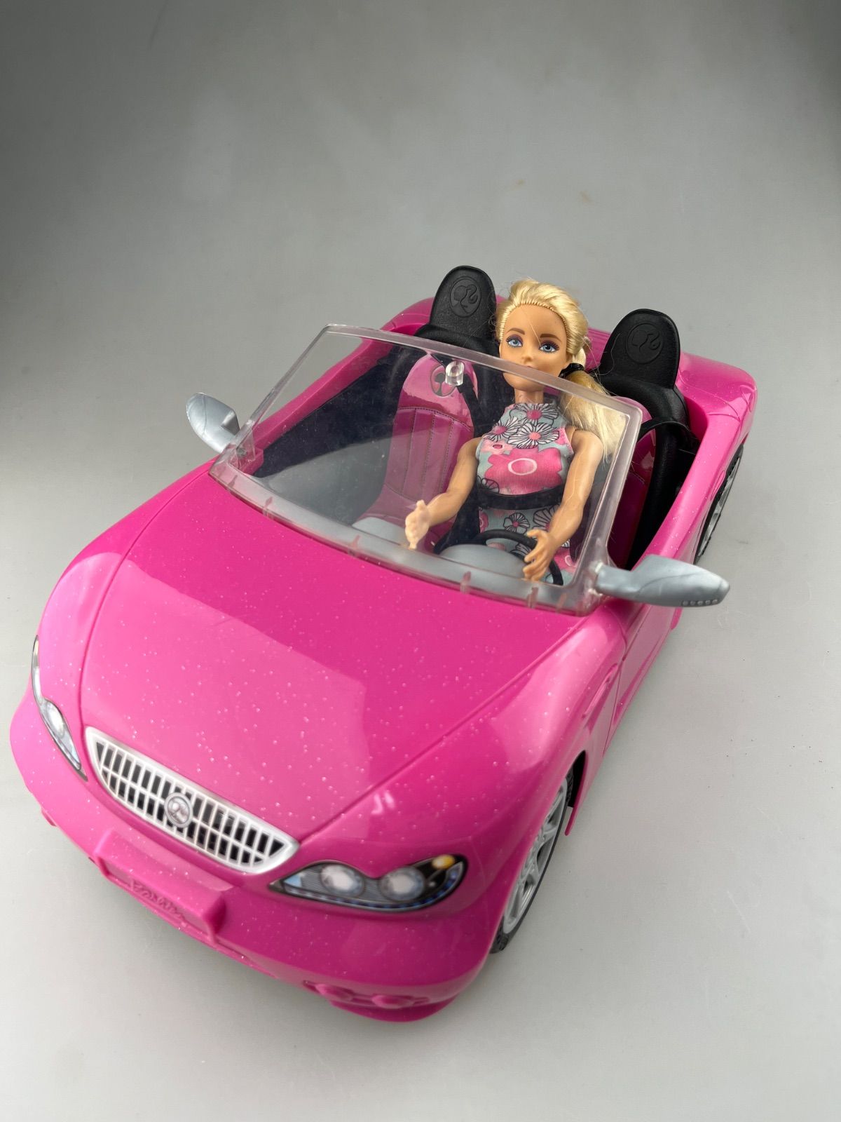 バービー人形と ピンクのキュートな車 - メルカリ