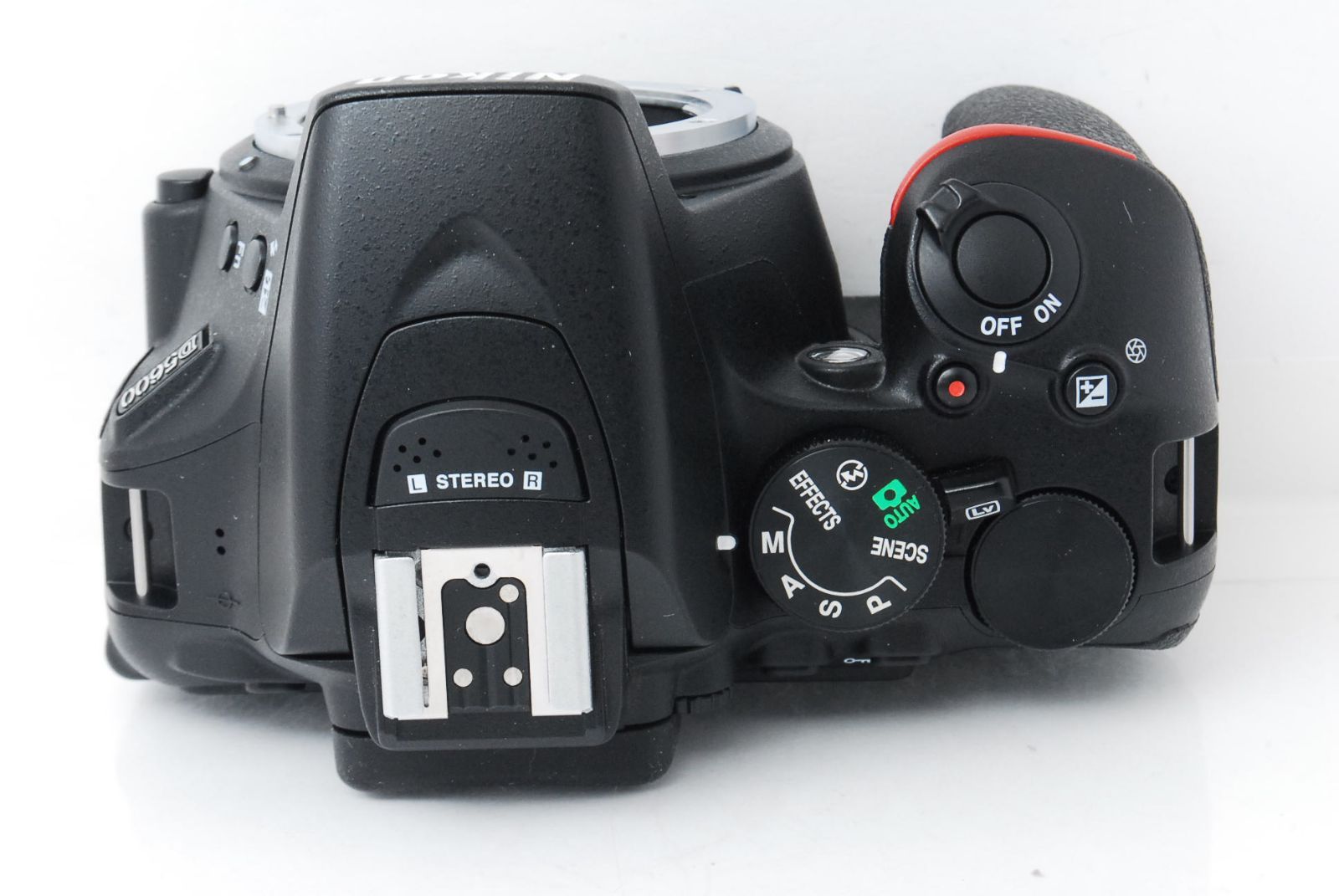 ☆高性能スタイリッシュ一眼レフ！ショット数12613回☆ニコン D5600