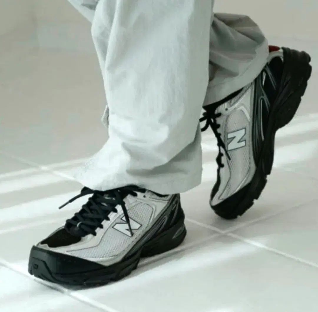 ニューバランス 509 Y2K シルバー ブラック ランニングシューズ 240