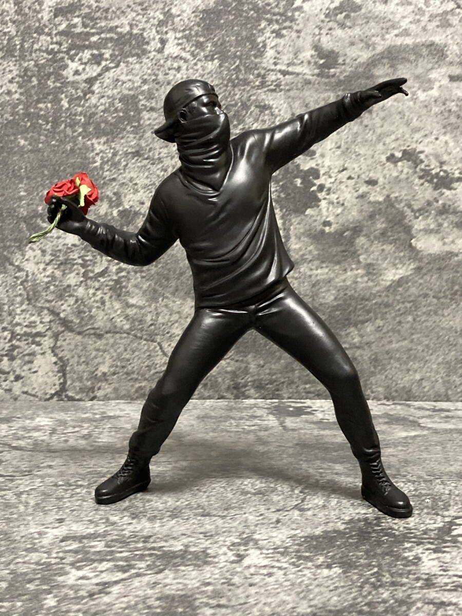 フィギュア 花束を投げる男 （Banksy:バンクシー） #1:ブラック】D01