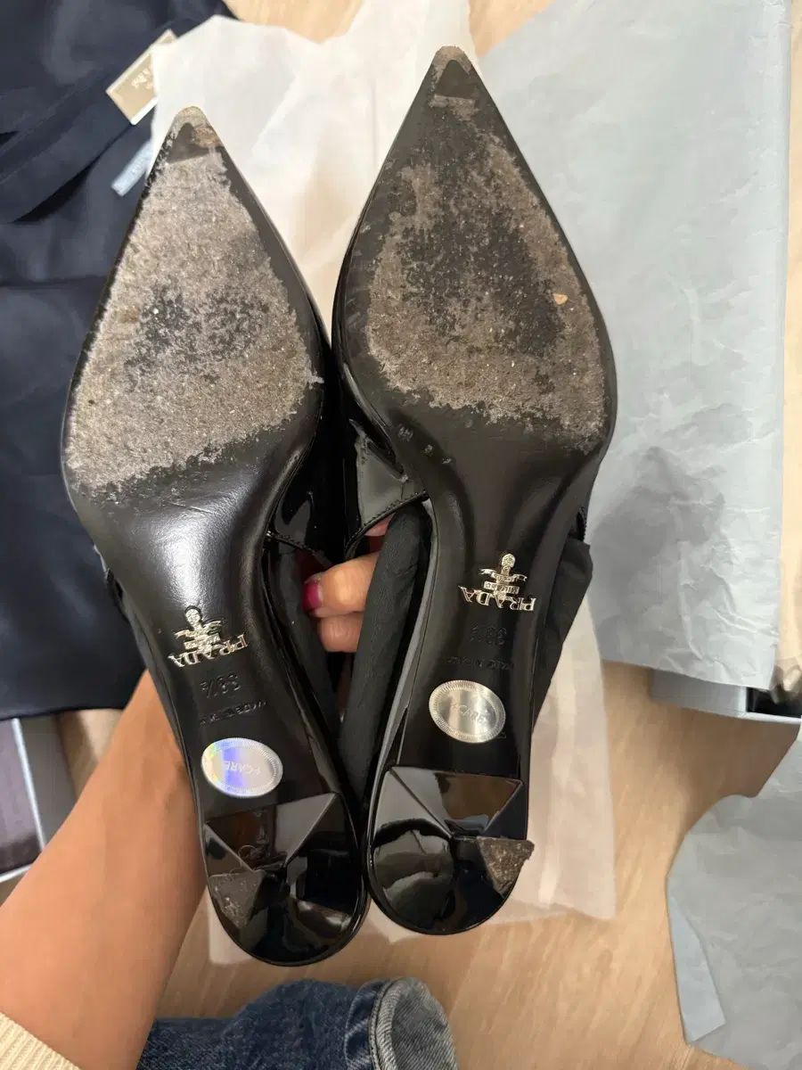 プラダ　パンプス 日常に洗練を添えるポインテッドトゥが魅力。プラダのパンプス