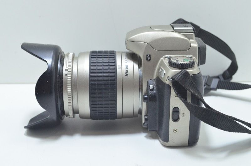 送料無料】 ニコン Nikon U フィルム一眼レフカメラ ズームレンズ付き