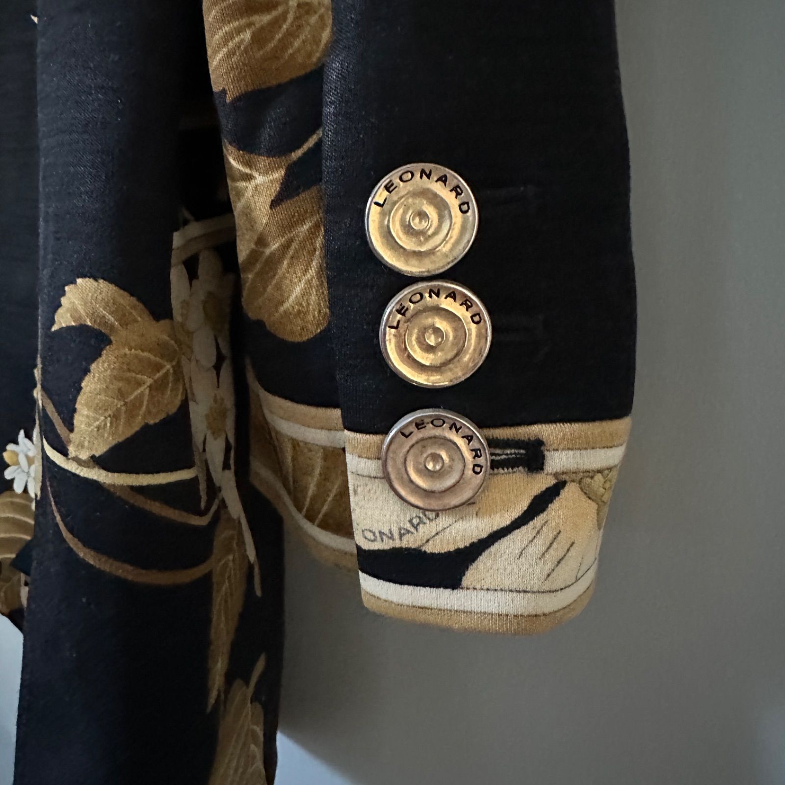 ✨レオナールLEONARD✨ジャケット　ブラック　13(XL) 袖柄　人気 LEONARD(レオナール) 総柄スタンドカラージャケット ホワイト×ブラック